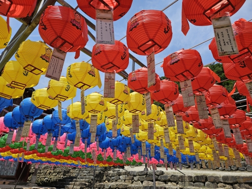 다채로운 등불이 매달린 사찰 풍경,